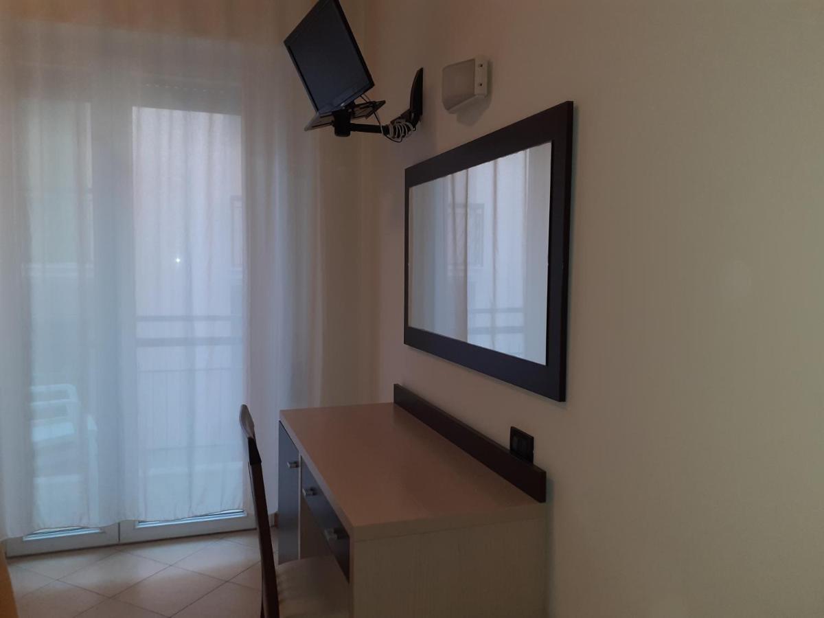 Hotel Brooklyn Римини Екстериор снимка